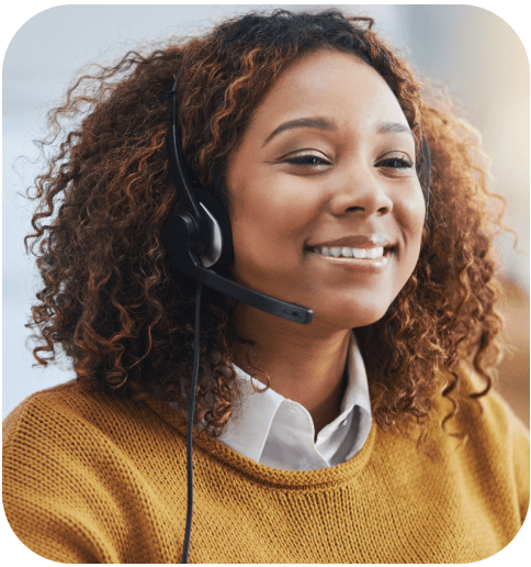 Atendente sorrindo com headset