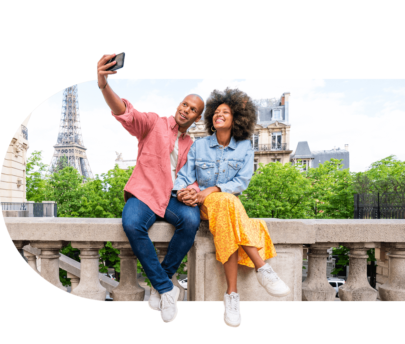 Casal tirando selfie em Paris
